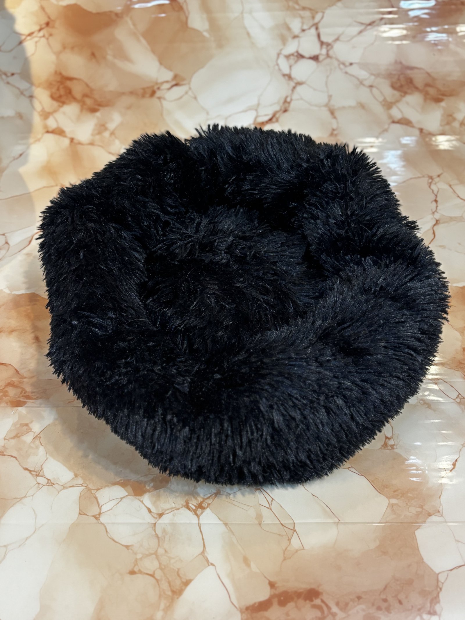 CAMA ANTIESTRÉS PELUDA COLOR NEGRO 50 CM